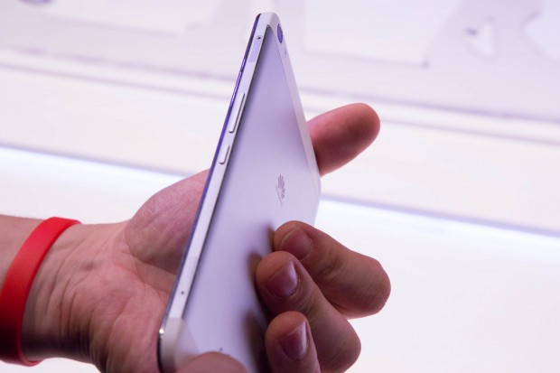 Mit 7,18 mm ist das Mediapad X1 7.0 sehr dünn, auch der Abstand zwischen Display und Geräterand ist mit 2,99 mm nicht sehr groß. (Bild: Fabian Hamacher/Golem.de)